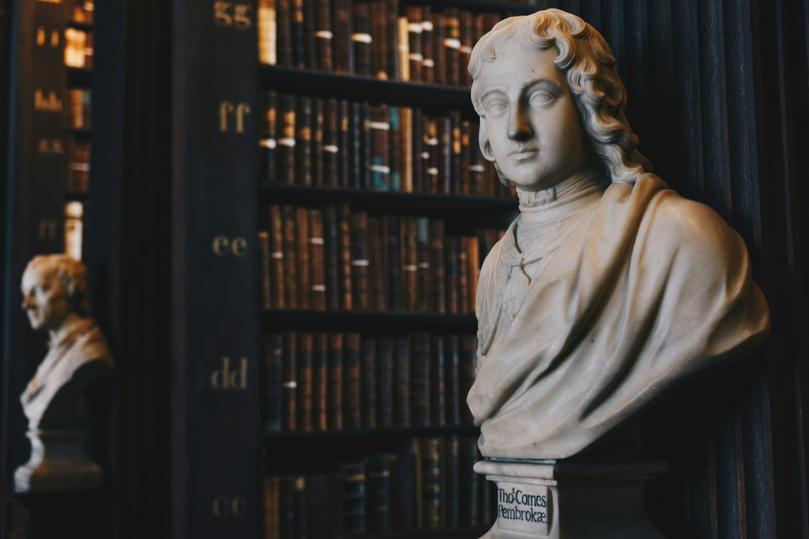 Busto de mármore em uma biblioteca antiga
